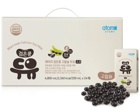 アトミコリアの新商品「高カルシウム黒豆豆乳2.0」の外箱と豆乳パック