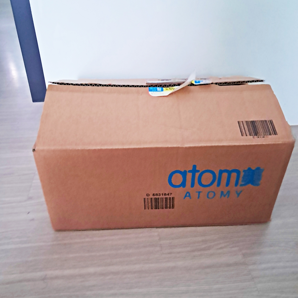 アトミから配達で届いた箱の様子。アトミのロゴ入りです。